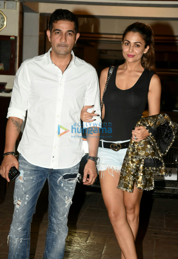 celebs snapped at kareena kapoor khans house for her birthday bash 6