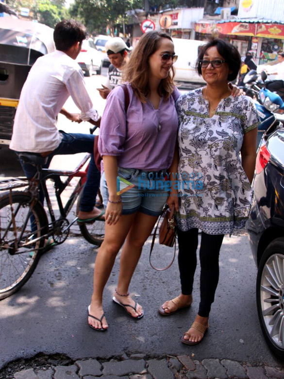 hazel keech and her mom snapped in bandra 5