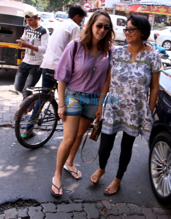 hazel keech and her mom snapped in bandra 6