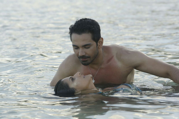 Here’s-how-Zareen-Khan-overcame-her-Thalassophobia-while-shooting-for-Aksar-2