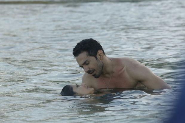 Here’s-how-Zareen-Khan-overcame-her-Thalassophobia-while-shootingr-Aksar-2