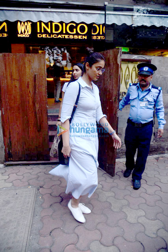ileana dcruz snapped outside a restaurant in bandra 6