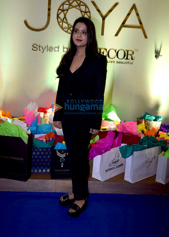 jacqueline fernandez and amruta fadnavis inaugurate joya exhibition in mumbai 1