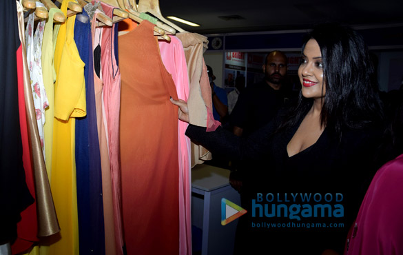 jacqueline fernandez and amruta fadnavis inaugurate joya exhibition in mumbai 2