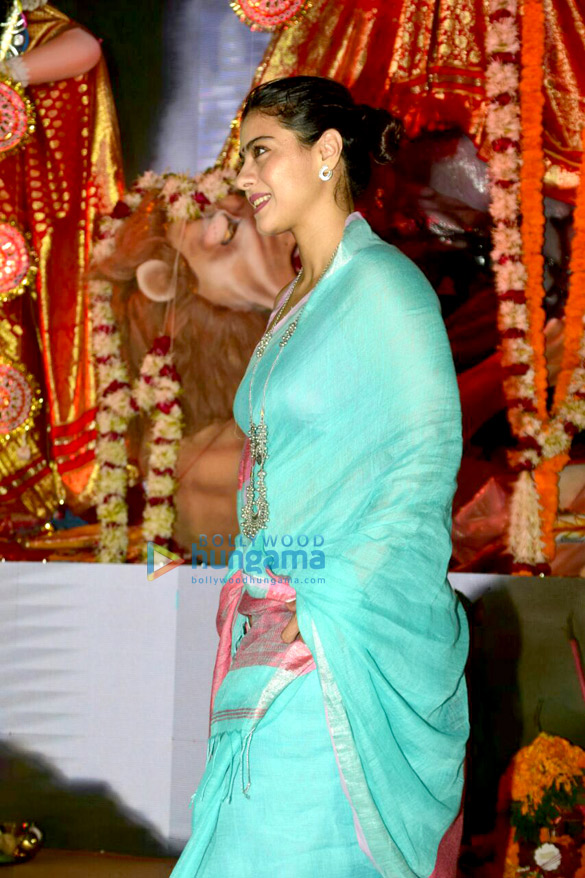 kajol kick starts her navratri by attending the durga pooja pandal 1