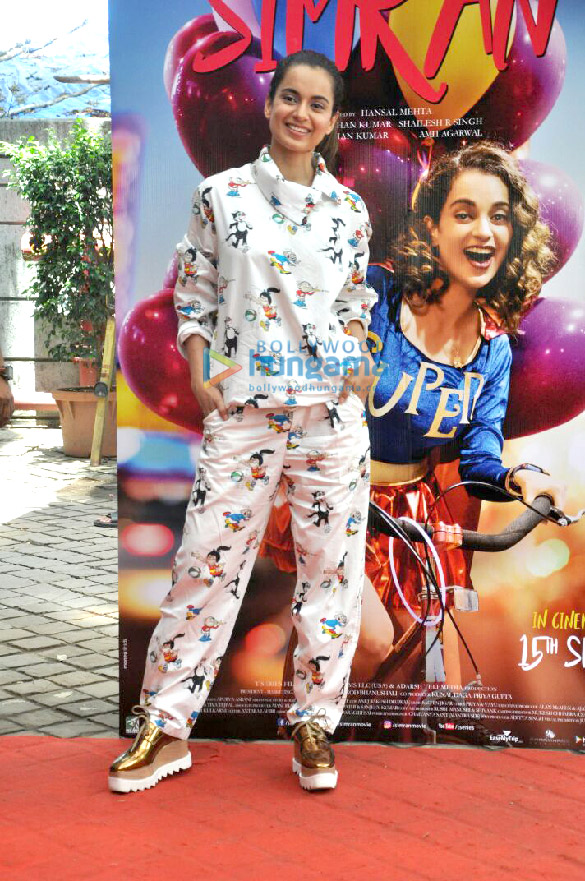kangna ranaut attends the song launch of her film simran along with her brother and sister 4