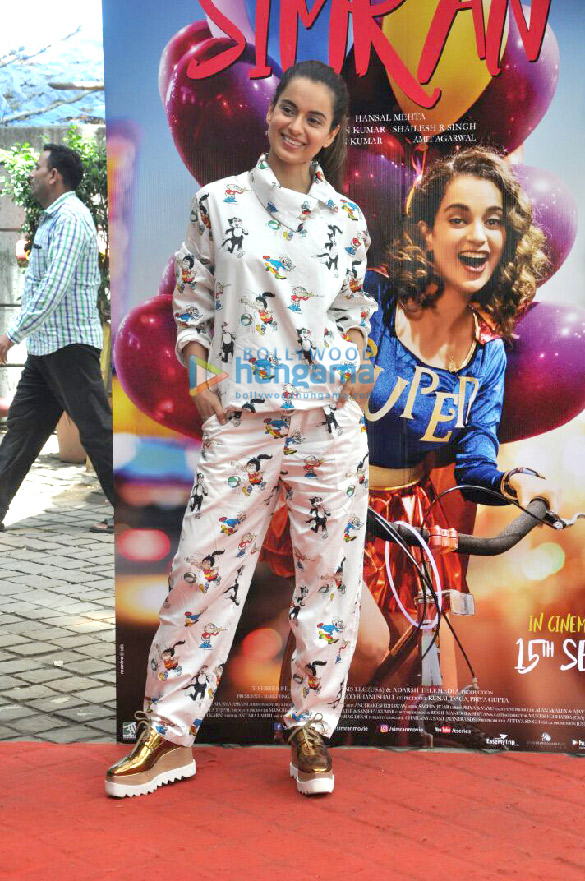 kangna ranaut attends the song launch of her film simran along with her brother and sister 6