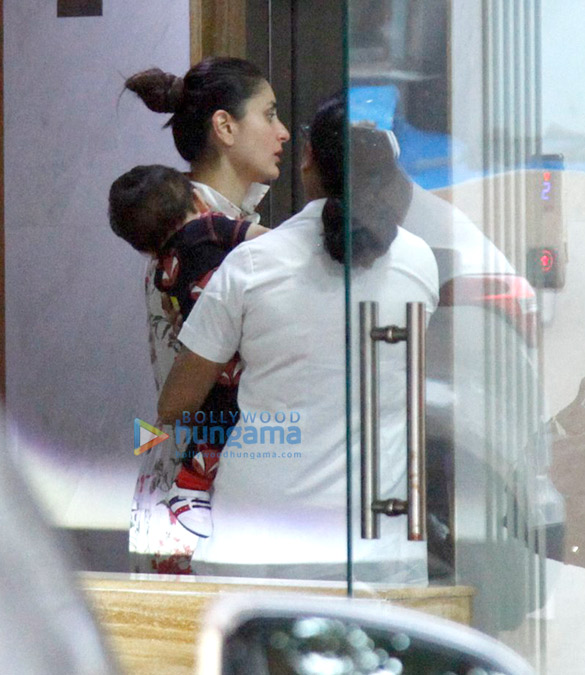 kareena kapoor khan and tusshar kapoor snapped with their kids in bandra 1