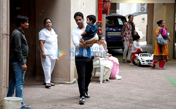 kareena kapoor khan and tusshar kapoor snapped with their kids in bandra 4