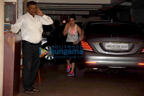 Kareena Kapoor Khan snapped in Bandra below her house Kareena Kapoor Khan snapped in Bandra below her house