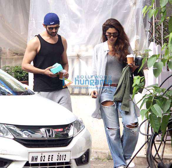kartik aaryan snapped in bandra 2
