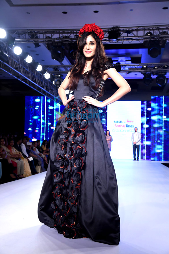 pooja chopra walk the ramp at bombay times fashion week 6