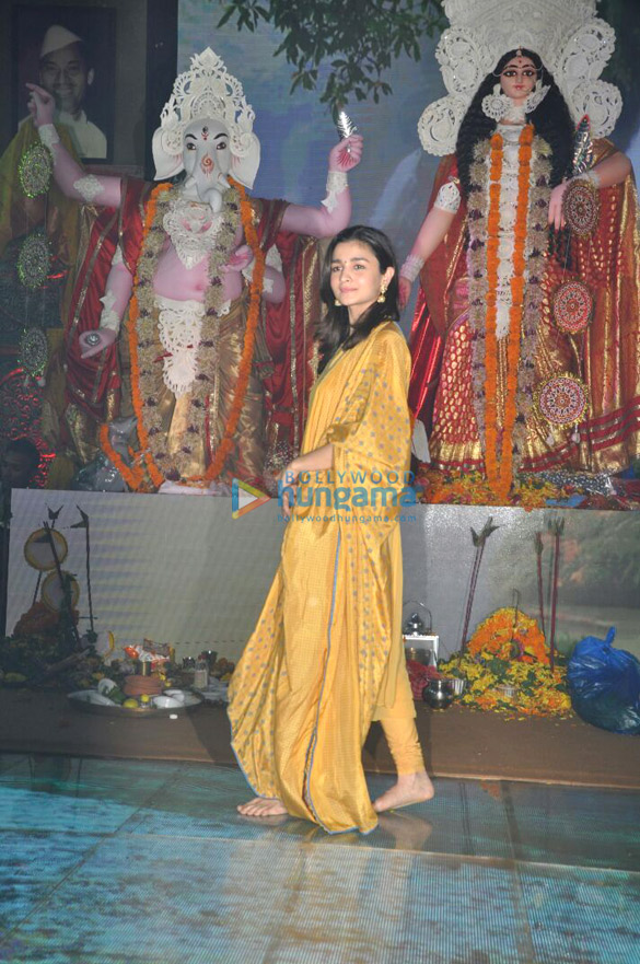 ranbir alia rani snapped at durga pooja in juhu8