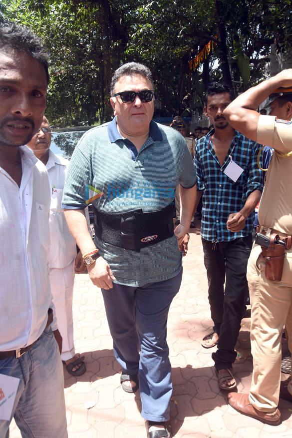 ranbir kapoor rishi kapoor randhir kapoor at the visarjan of r k studios ganesha idol 2