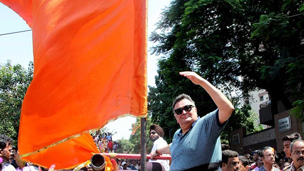 Ranbir Kapoor, Rishi Kapoor and family bid adieu to Ganpati Bappa at RK Studios (1)