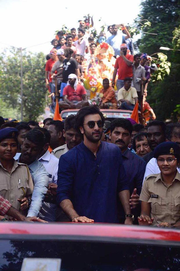 Ranbir Kapoor, Rishi Kapoor and family bid adieu to Ganpati Bappa at RK Studios (3)