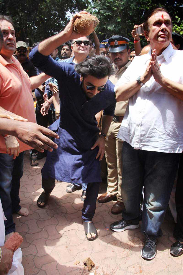 Ranbir Kapoor, Rishi Kapoor and family bid adieu to Ganpati Bappa at RK Studios (5)