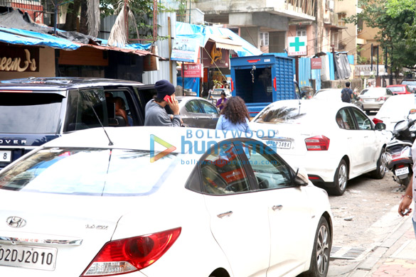 ranbir kapoor spotted at a clinic in bandra 2