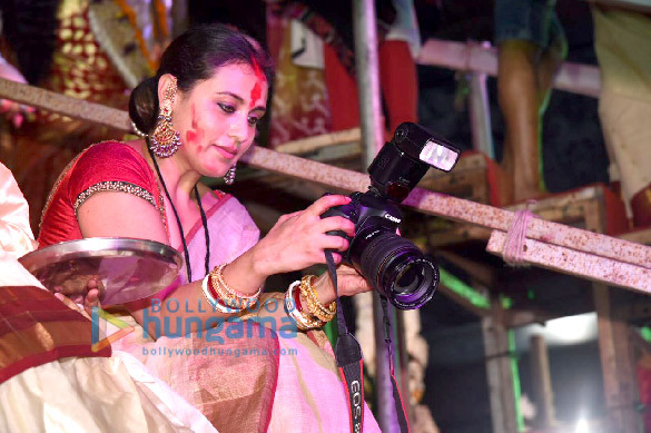 rani mukherji snapped at durga puja in juhu 2