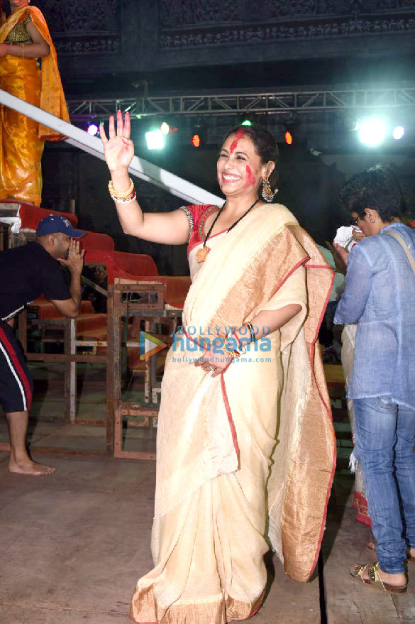 rani mukherji snapped at durga puja in juhu 5