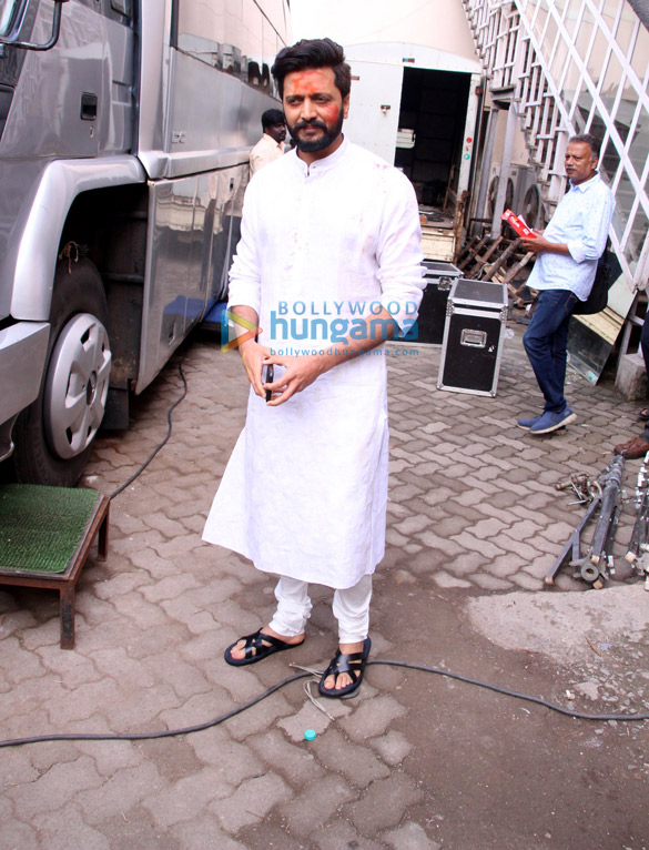 riteish deshmukh spotted after photoshoot at mehboob studio 6
