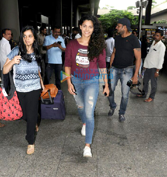 saiyami kher snapped at the airport 3