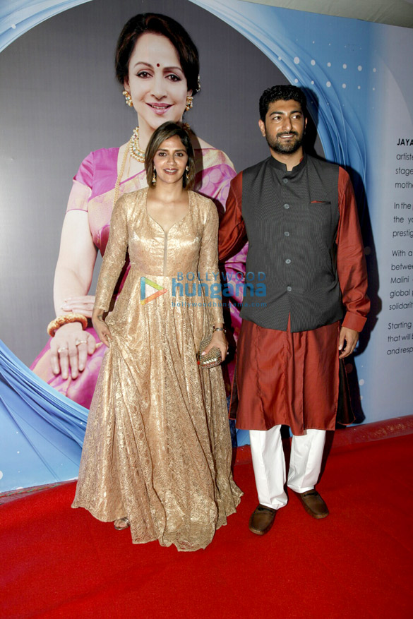 shah rukh khan graces hema malinis dance event with international artist 7