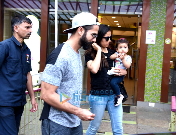 shahid kapoor and family snapped on mira kapoors birthday at an ice cream store 1