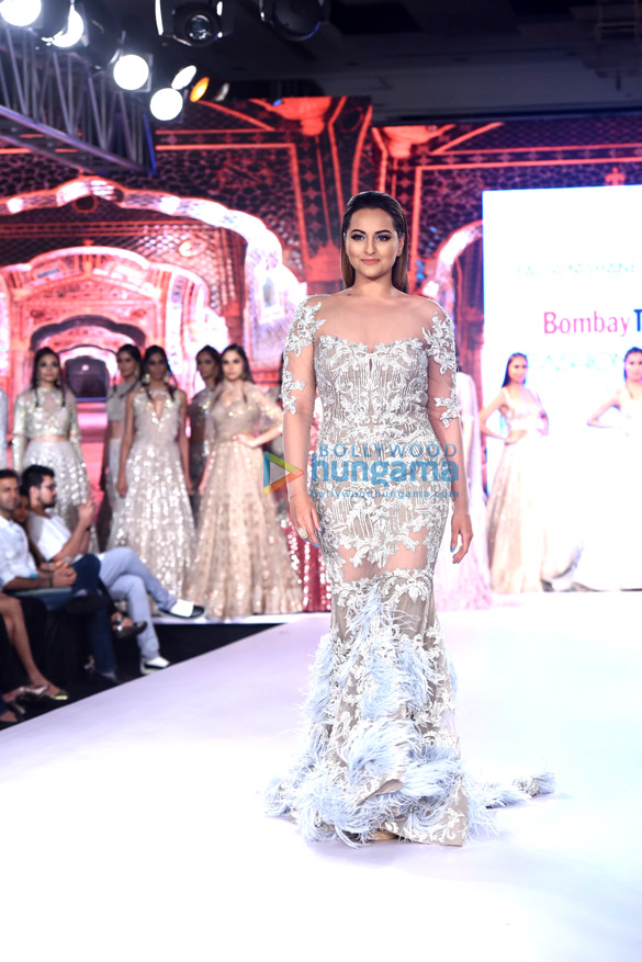 sonakshi sinha walks the ramp at bombay times fashion week 2017 5