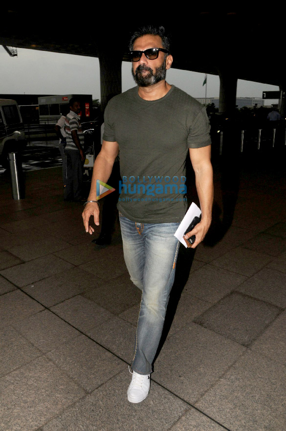 suniel shetty hema malini and others snapped at the airport 1