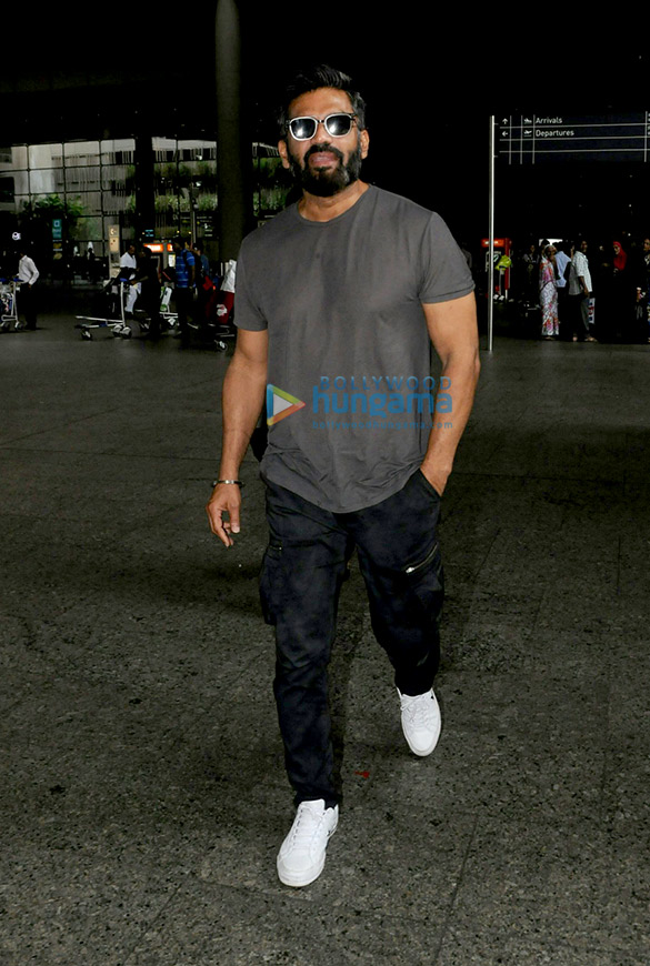 suniel shetty snapped at the airport 2
