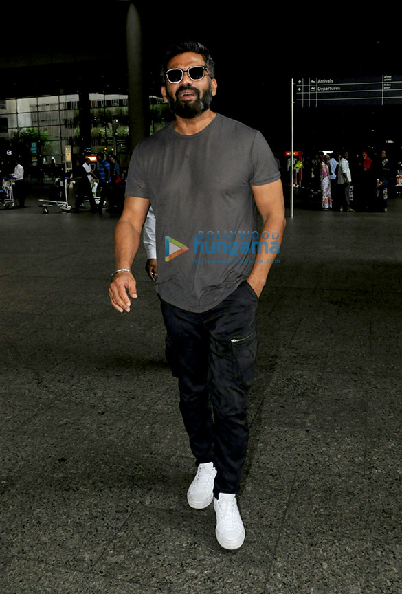 suniel shetty snapped at the airport 3