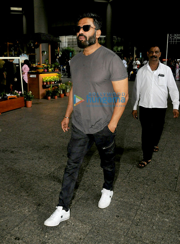 suniel shetty snapped at the airport 5