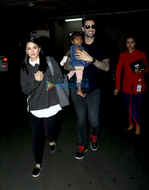 sunny leone daniel weber snapped with kid nisha kaur weber at the airport 2