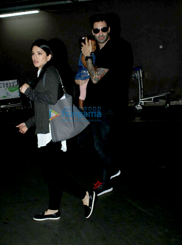 sunny leone daniel weber snapped with kid nisha kaur weber at the airport 4