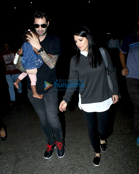 sunny leone daniel weber snapped with kid nisha kaur weber at the airport 6