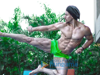 WHOA! Tiger Shroff shows off his ripped body while doing a flying kick in a swimming pool for Baaghi 2 WHOA! Tiger Shroff shows off his ripped body while doing a flying kick in a swimming pool for Baaghi 2