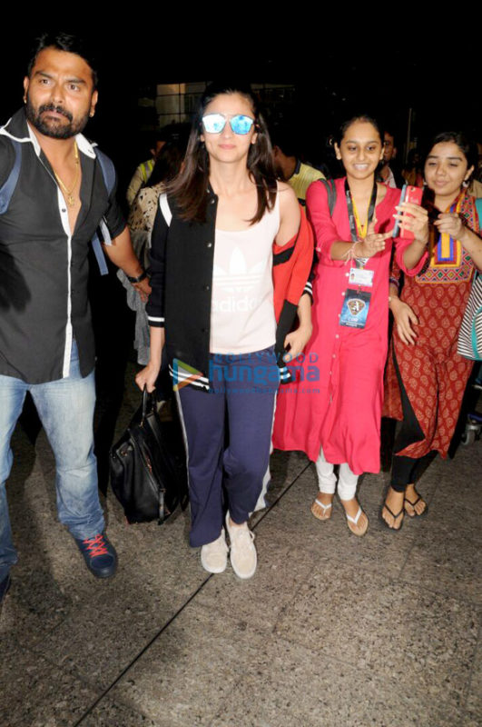 varun dhawan alia bhatt and kangna ranaut snapped at the airport 002