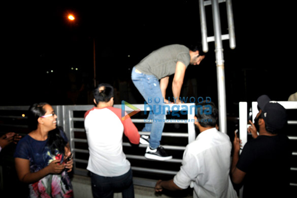 varun dhawan snapped leaving from pvr juhu 4