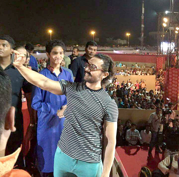 WOW! Aamir Khan celebrates Navratri in Vadodara and
