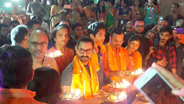 WOW! Aamir Khan celebrates Navratri in