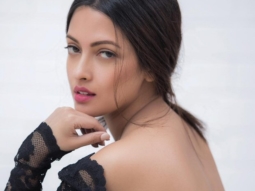 WOW! Riya Sen shows off her hot back in this sizzling picture