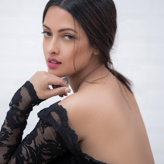 WOW! Riya Sen shows off her hot back in this sizzling picture
