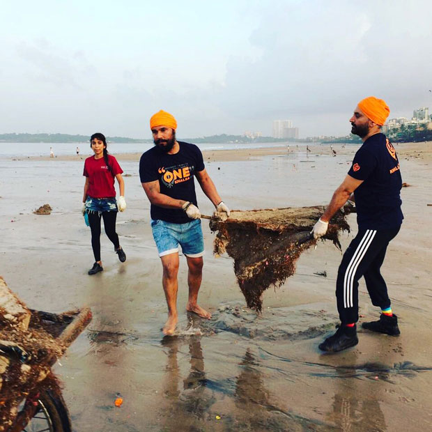 When-Randeep-Hooda-took-up-the-task-of-cleaning-up-Versova-beach-in-Mumbai-1