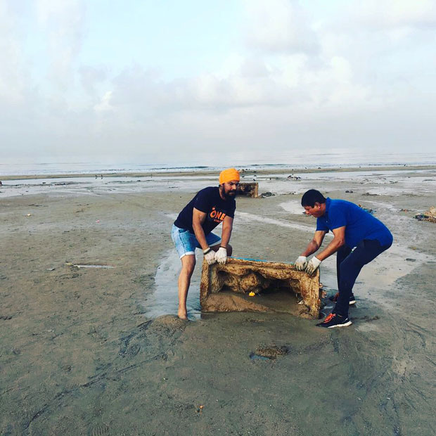 When-Randeep-Hooda-took-up-the-task-of-cleaning-up-Versova-beach-in-Mumbai-3