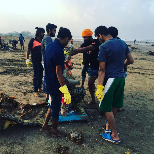 When-Randeep-Hooda-took-up-the-task-of-cleaning-up-Versova-beach-in-Mumbai-6