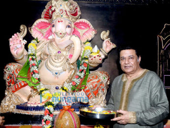 Anup Jalota and other celebrities grace the Ganpati pandal in Mulund that celebrates its 25th year