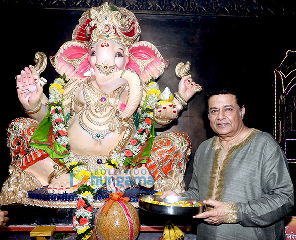 Anup Jalota and other celebrities grace the Ganpati pandal in Mulund that celebrates its 25th year Anup Jalota and other celebrities grace the Ganpati pandal in Mulund that celebrates its 25th year