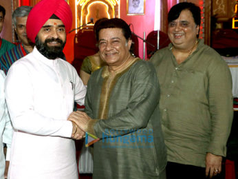 Anup Jalota and other celebrities grace the Ganpati pandal in Mulund that celebrates its 25th year
