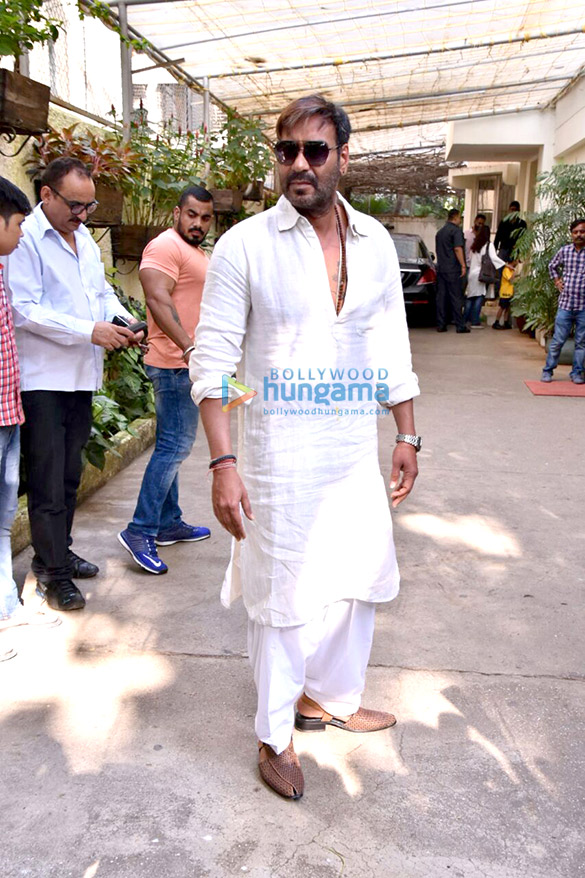 ajay devgan and kajol watch golmaal again with their kids 4